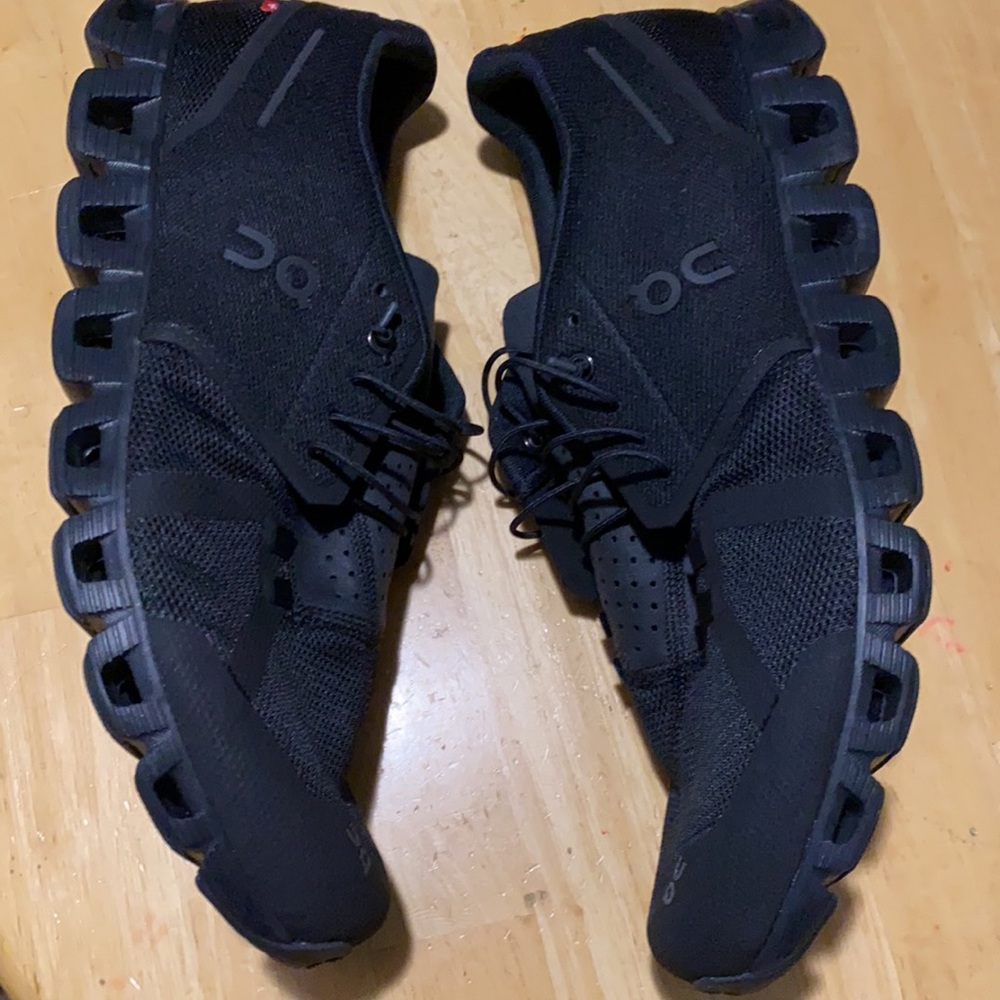 On cloud 5 running sneaker 🖤